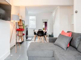 Spacious Stratford house, holiday home in London