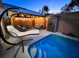 Family Friendly Contemporary House with Pool, hytte i Las Vegas