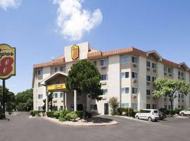 Super 8 by Wyndham Austin North/University Area, hotel with jacuzzis in Austin