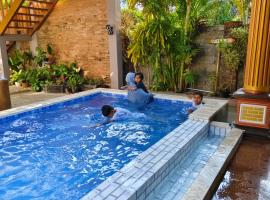 Arrys Watukarung Surfcamp, plážový hotel v destinaci Kalak