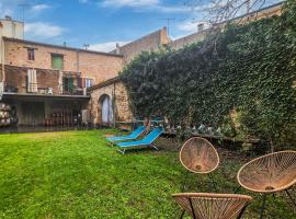 Maison de caractère chaleureuse avec grand jardin, hotel din Gabian