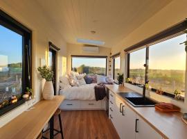 Sunset Haven - port fairy tiny homes, guest house in Killarney