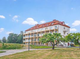 Stunning Apartment In Stjrnhov With House Sea View, hotel dengan parking di Stjärnhov