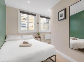 Quaint Mews Home in Chelsea, hotel in London