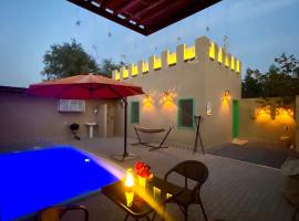 Al Bait resort with private swimming pools -HRS stables, ferieanlegg i Al Ḩamrānīyah