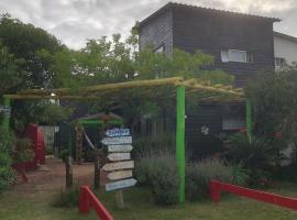 Las Alquimillas apart -a 70 metros de la playa-, hostel in Punta Del Diablo