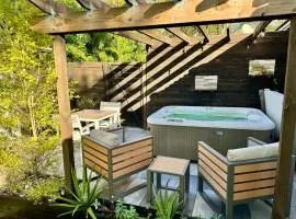 HOT TUB HOUSE ON GOLF COURSE! 10 MINs TO THE BEACH