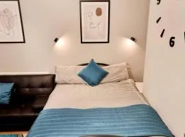 Stylish Apartment, self check-in, 25mins to Airport