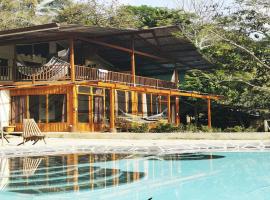 Bamboo River House and Hotel, hotel en Dominical