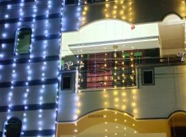 Srinivas service home, hotel con parking en Rajahmundry