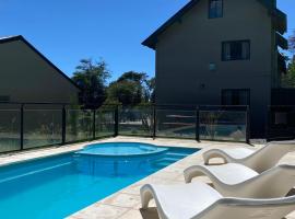 Complejo Quillaipe Apart Suite、サン・カルロス・デ・バリローチェのプール付きホテル