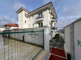 PARC PINI RESORT, hotel com piscinas em Moineşti