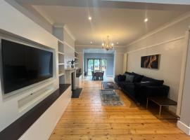 Large, Spacious Home in London with Modern Interior, hotel v destinaci Finchley