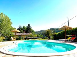 Cottage with private pool, hotel in Montescudaio