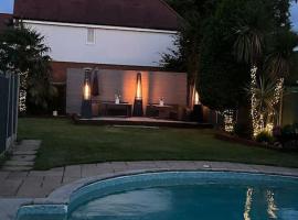 Brīvdienu māja Hampton Oasis with Heated Pool & Large Garden pilsētā Molesey