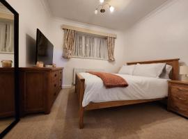 Elmdon House with 4 Spacious Bedrooms to choose, hotel in Birmingham