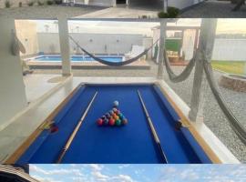 Sobrado com piscina e mesa de Sinuca e Campinho, hotel with parking in Araquari