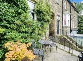 Homely 4 bed cottage central characterful