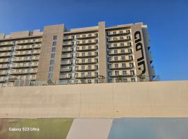 Ensuite one bedroom in a 2-bedroom with a shared living room, Hotel in Dubai