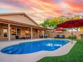 Luxe Phoenix Getaway (heated pool, mountain view)