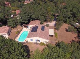 Saint-Maximin-la-Sainte-Baume에 위치한 호텔 Maison provençale avec piscine et climatisation