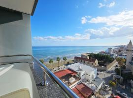 Dios Ponte Finikoudes Beachfront Duplex Penthouse, căsuță din Larnaca