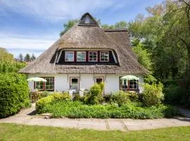 Reetdachhaus mit Nähe zur Ostsee, Außensauna, Spielplatz & großem Garten