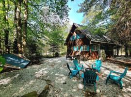 3 BR Centrally Located Poconos Chalet, chalet in Tobyhanna