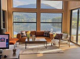 Lakefront Villa, exclusive leisure property near Vrådal Golf, Straand Summerland & Panorama Ski center, resort en Vradal