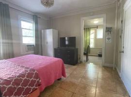 *PRIVATE* Studio 5 minutes from LGA/ US Open, hotel in East Elmhurst