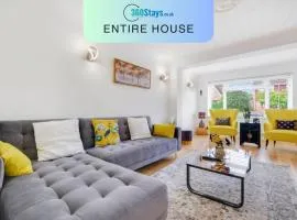 Luxury 5 BDR 2 BA House with Parking in Sandhurst By 360Stays