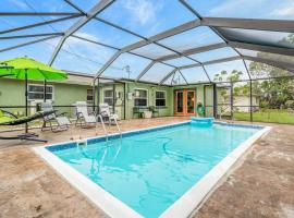Groovy Getaway! Heated pool! Something different, hotell i Cape Coral