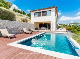 villa contemporaine avec vue panoramique sur la mer et la ville