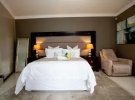 URlyfstyle 5 bedrooms 10km from OR Tambo Int Airport