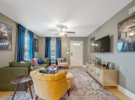 NEW Victorian Theme, 3BR, LRG Backyard close to PNC Arena, Downtown, and RDU Airport, hotel di Raleigh
