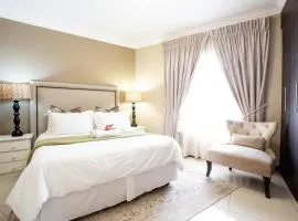 URlyfstyle 5 bedrooms 10km from OR Tambo Int Airport