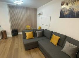 BROADWAY SUITE - Newly refurbished stylish apartment with FREE PRIVATE PARKING - Great location，伯明罕Birmingham Oratory附近的飯店