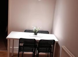 Spacious 2 bedrooms Apartment in Colnbrook, apartment in Colnbrook