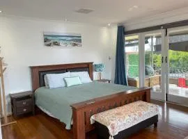 Zen Escape Guest House " Location 1" - Cozy Delight, Oasis Suite