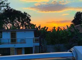 Golden hour tiny house, hotel com estacionamento em Arusha