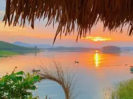 Hường Lake View Homestay