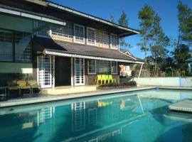Sindanglaya에 위치한 주차 가능한 호텔 Villa Rifa Gadog Private Pool