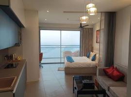 Luxury Stay with Stunning view at 36th Floor Noida – apartament w mieście Noida