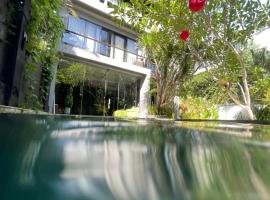 SURFLAB VILLA，Balian的附設泳池的飯店