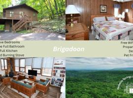 Brigadoon - Pet Friendly, Wifi, Pool Access, King Bed, Hiking, Wood Stove, Family Friendly, Deck, hotel di Berkeley Springs