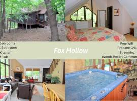 Viesnīca Fox Hollow - Cozy Den with a Hot Tub pilsētā Hedgesville