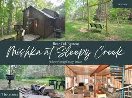 Mishka (Bear Cub Retreat)at Sleepy Creek، فندق في بيركلي سبرينغز