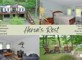 Herons Rest - Escape by the River, hotel en Great Cacapon