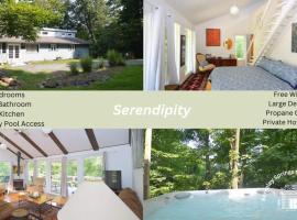 Serendipity -- Hot Tub - Pet Friendly - Fire Pit - Grill - Porch - Deck - Wifi - Pool Access - Games, khách sạn ở Berkeley Springs