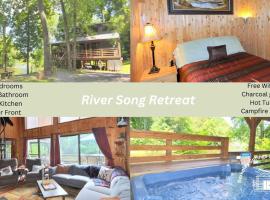 River Song Retreat - Right on the River!, hotel v mestu Great Cacapon